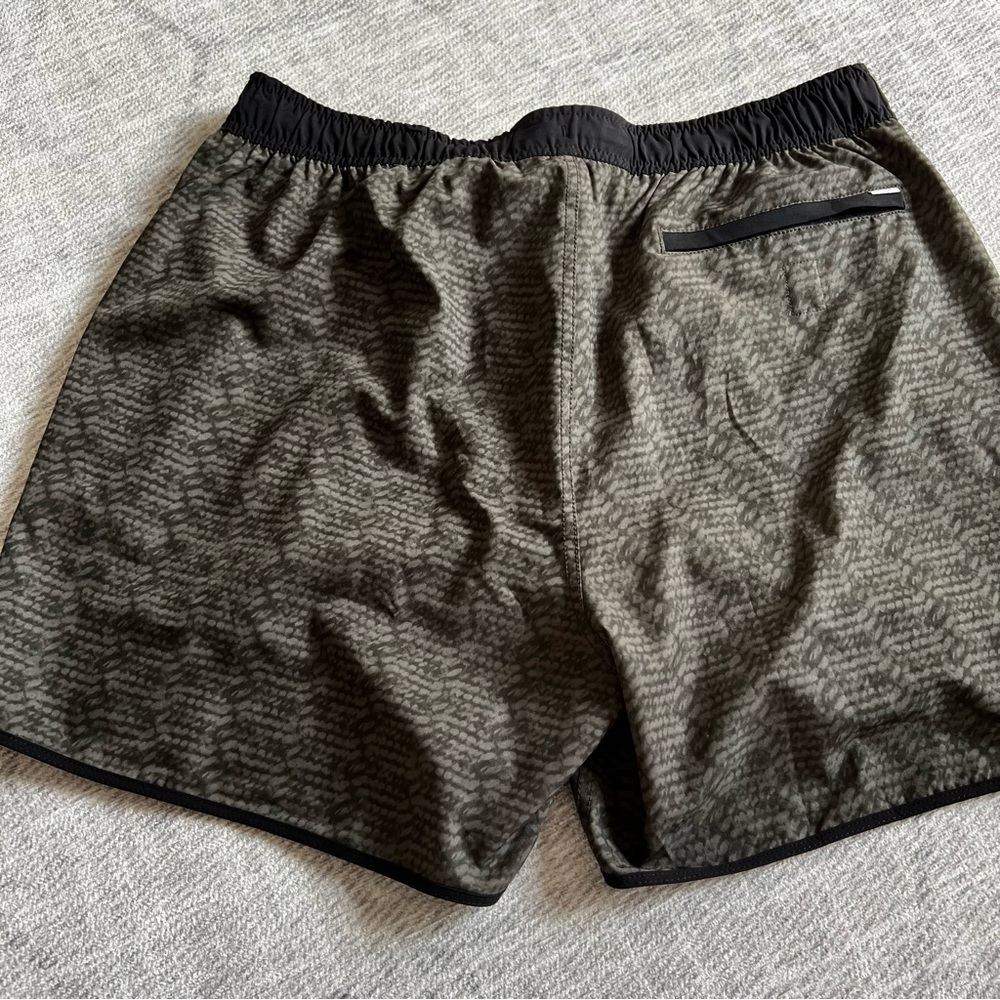 Vuori Patterned Shorts With Drawstring Size Xl - image 5